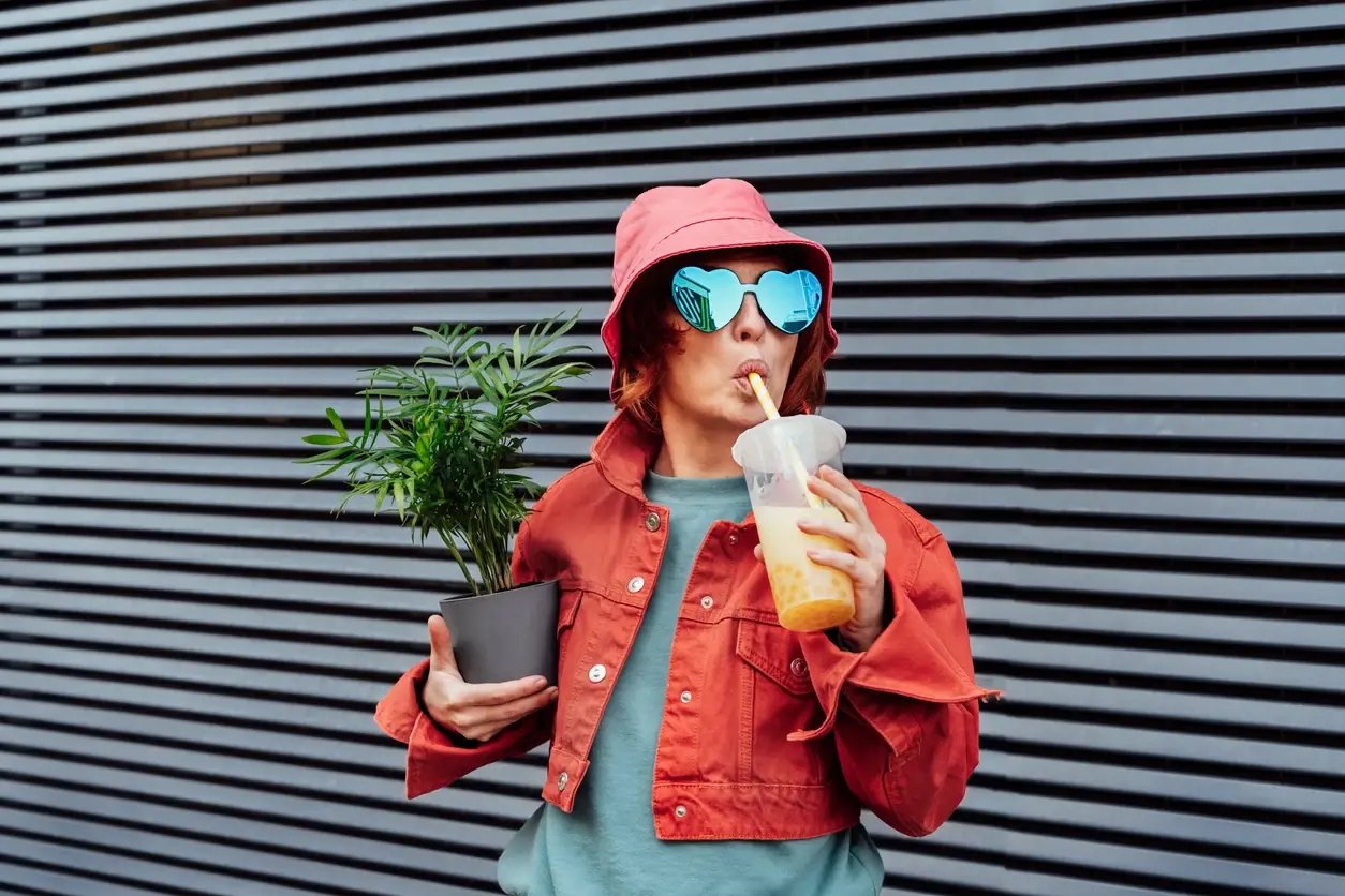 Cool tjej som dricker juice